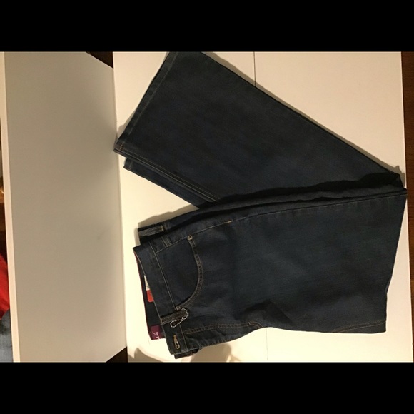 Gloria Vanderbilt Women’s Denim - Picture 8 of 8